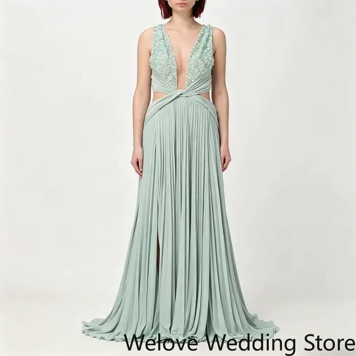 Robe de soirée élégante vert sauge avec décolleté en V profond, corsage perlé à la main, découpe à l
