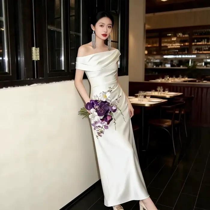 Robe de soirée blanche en satin pour femme, style matinée, à épaule asymétrique, pour l'été, élégant