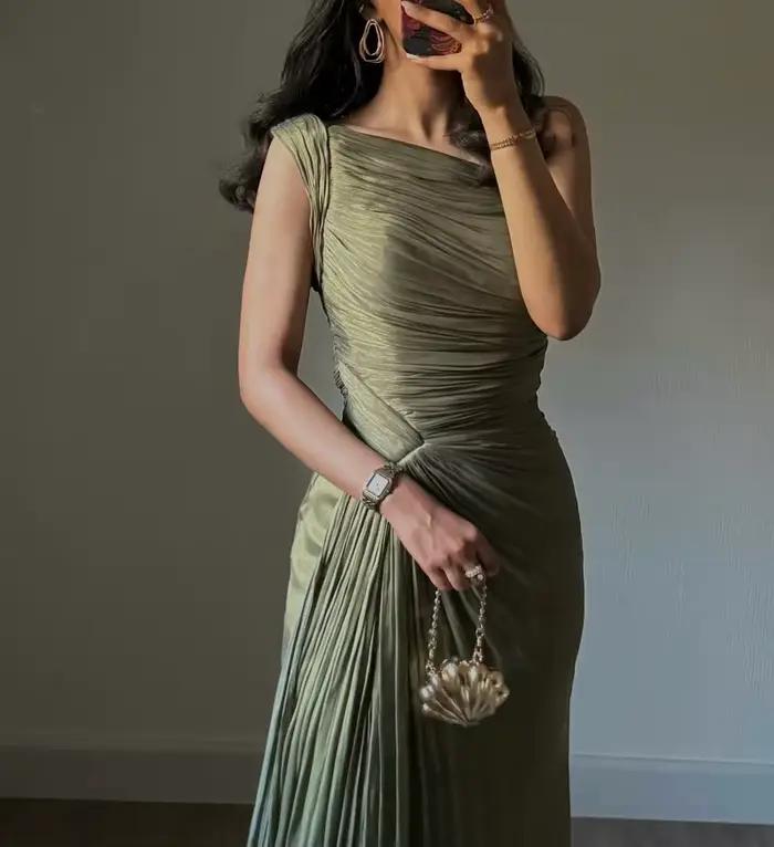 Nouvelle Robe de Soirée Plissée Corsetée Tendance Printemps avec Rubans Fluide et Détails Scintillan