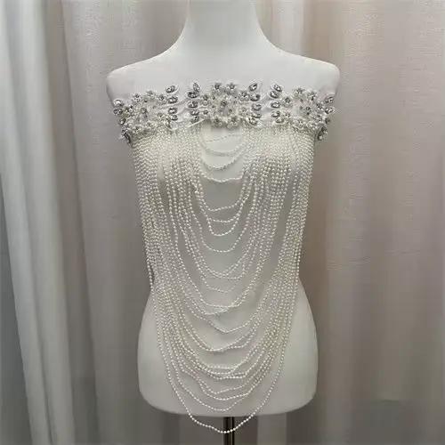Nouvelle robe glamour perlée robuste avec embellissements devant, dos et pompons