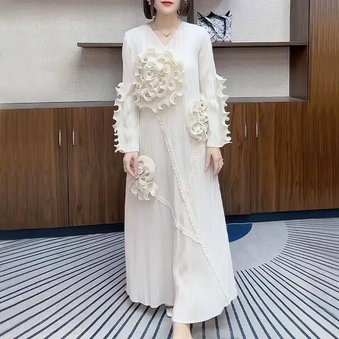 Nouvelle robe plissée ample à manches longues avec motif floral à volants, élégante et sophistiquée.