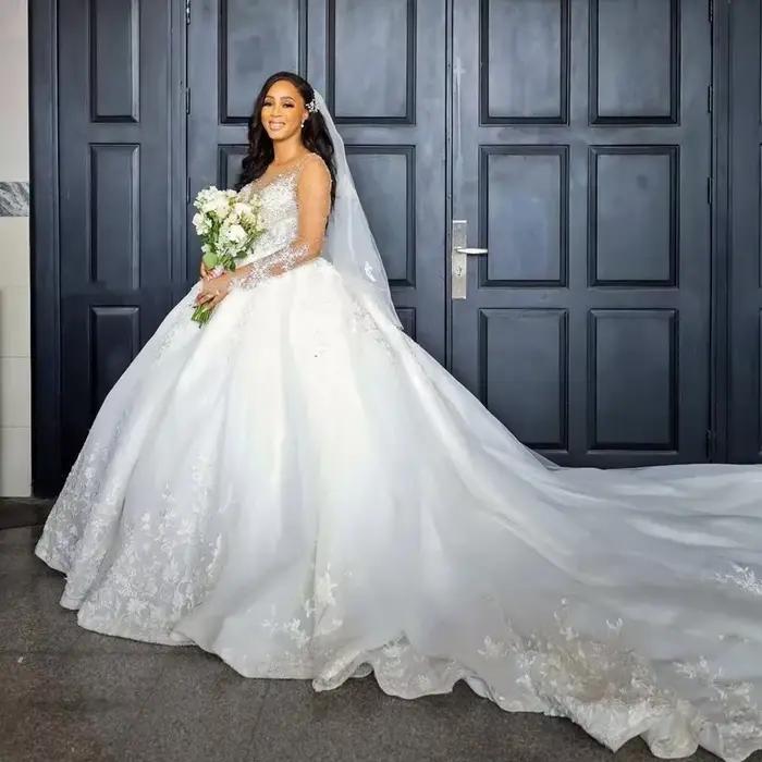 Robes de mariée blanches de luxe personnalisées, style robe de bal, col rond, appliques perlées, man
