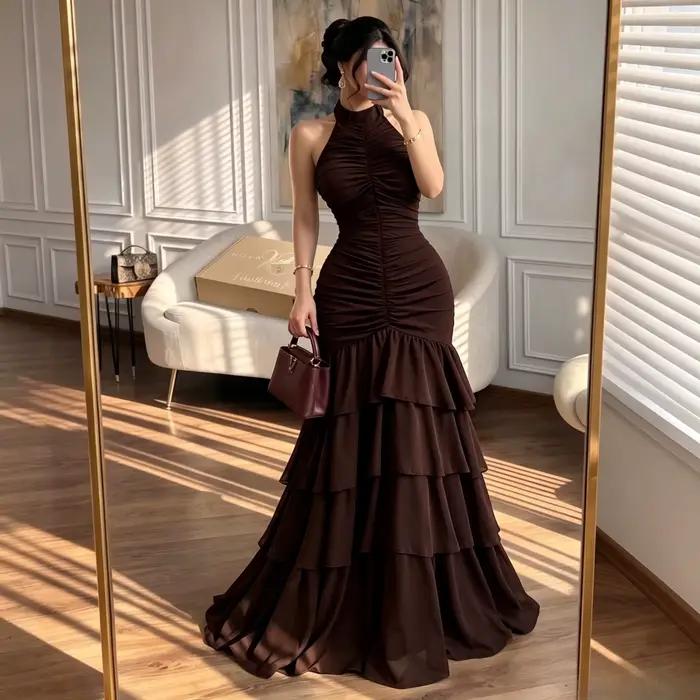 Robe de soirée sirène en chocolat avec col halter sans manches, corsage froncé verticalement sur le 