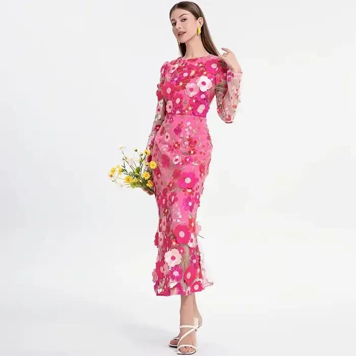 Robe longue sur mesure florale colorée brodée à la main, longueur cheville, coupe cintrée, jupe queu