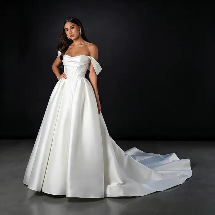 Robe de mariée de luxe personnalisée en satin ivoire, avec décolleté cœur drapé épaules dénudées et 