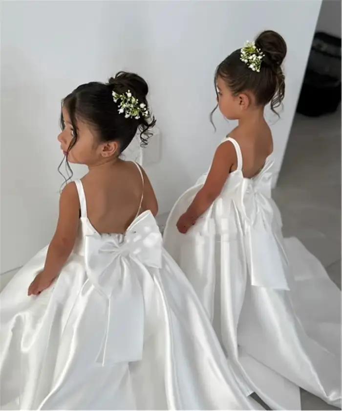 Robe de demoiselle d'honneur blanche avec bretelles à nœud