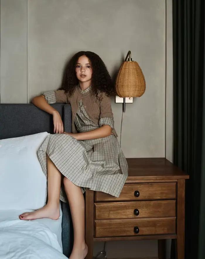 Robe à smocks à carreaux marron de la collection Heritage AS SS26