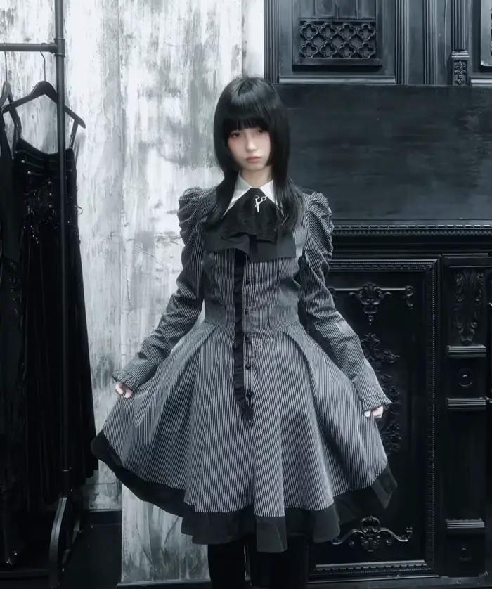 Robe de style gothique à rayures foncées
