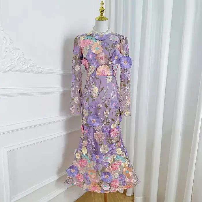 Robe longue sur mesure florale colorée brodée à la main