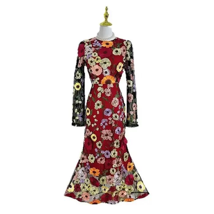 Robe longue sur mesure florale colorée brodée à la main