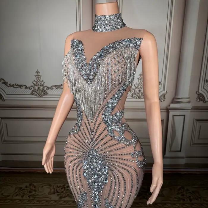 Robe de soirée argentée à col montant