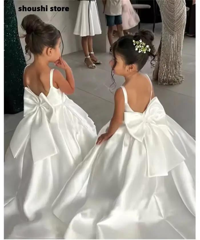 Robe de demoiselle d'honneur blanche avec bretelles à nœud