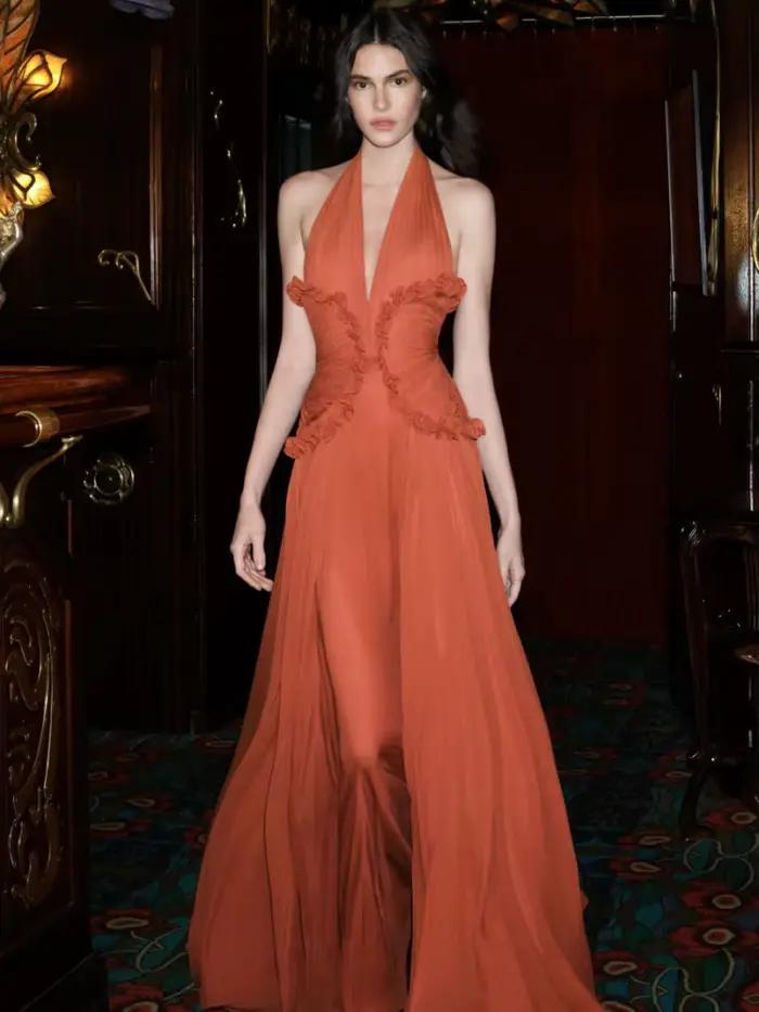 Robes de soirée licou orange rouille en V profond – Robe longue fluide en mousseline de soie avec détails à volants féminins