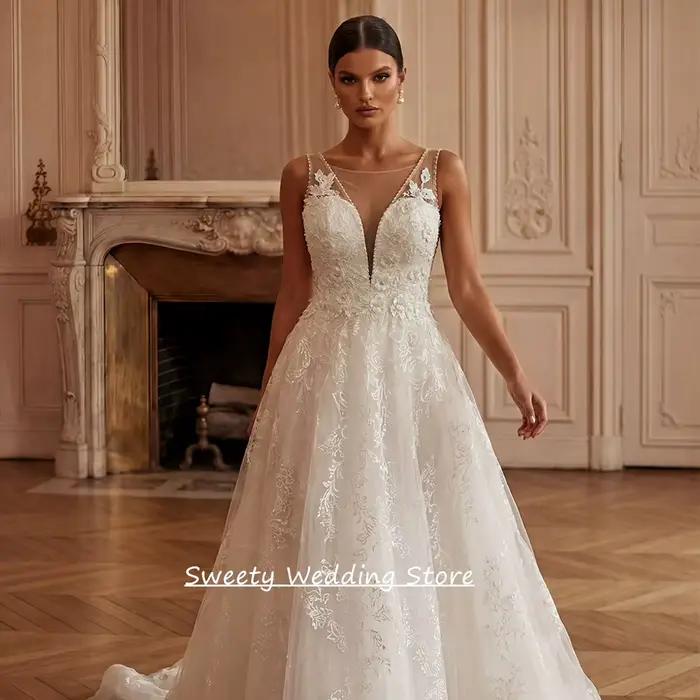 Robe de mariée charmante personnalisée sans manches, col en V profond, ornée de perles et de dentelle, avec traîne pour la mariée