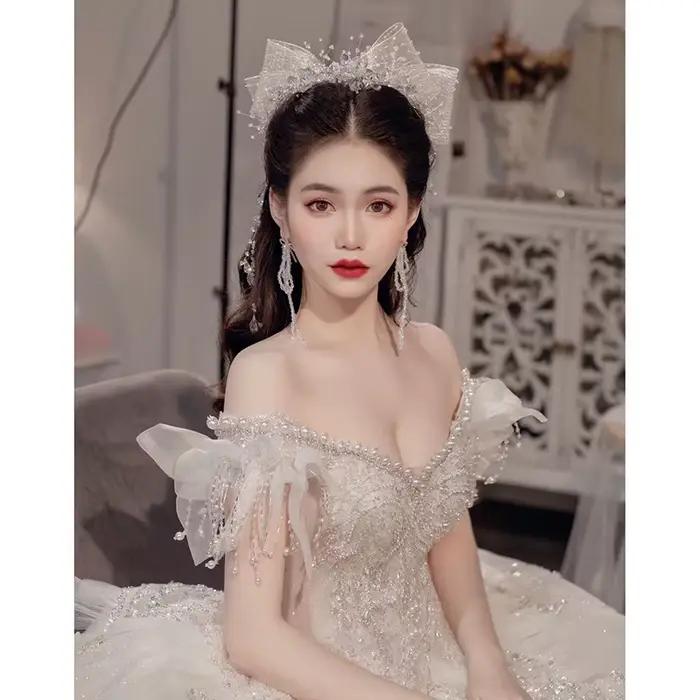Robe de mariée asymétrique épaule dénudée