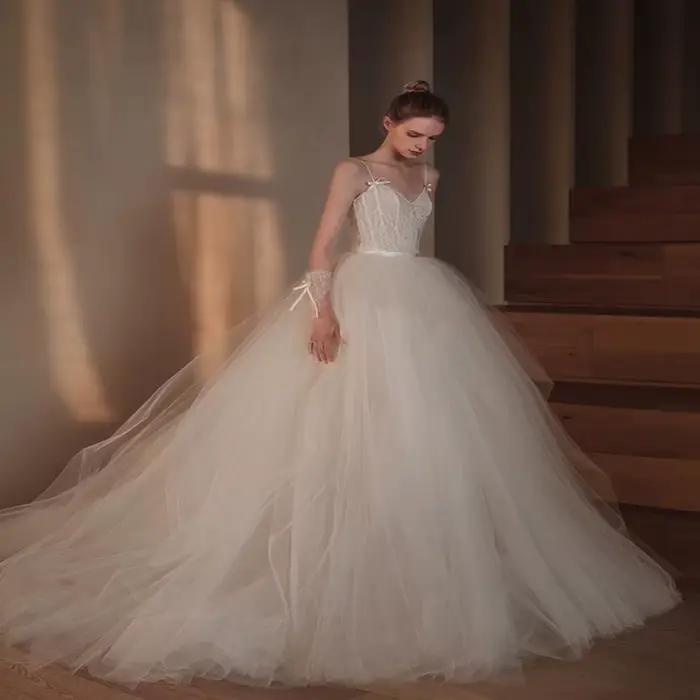 Robes de mariée rétro à bretelles spaghetti avec nœud en dentelle romantique à la française