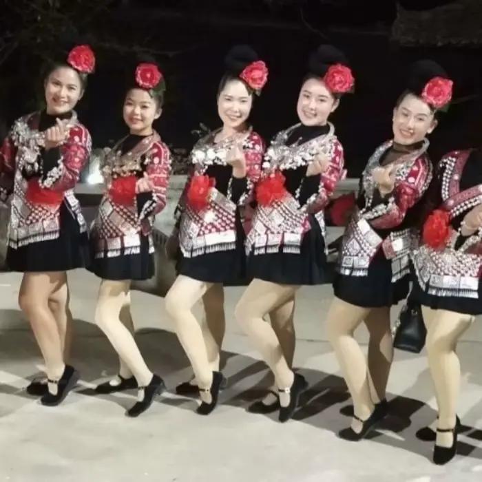 Robe chinoise Miao pour femmes, costumes brodés des minorités ethniques, costumes de danse Miao du Guizhou