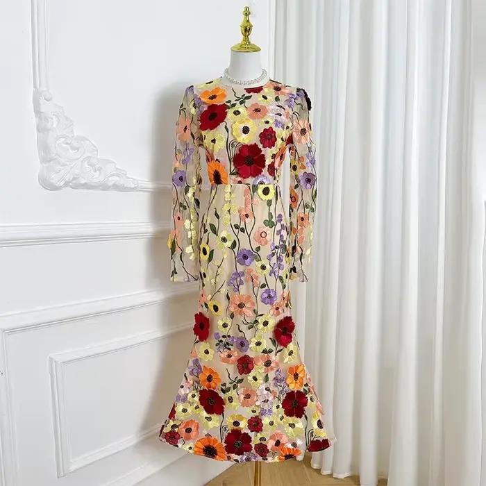 Robe longue sur mesure florale colorée brodée à la main