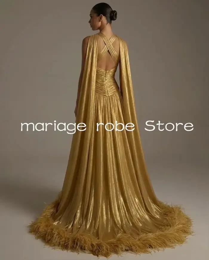 Robes de soirée longues et fluides dorées brillantes avec cape