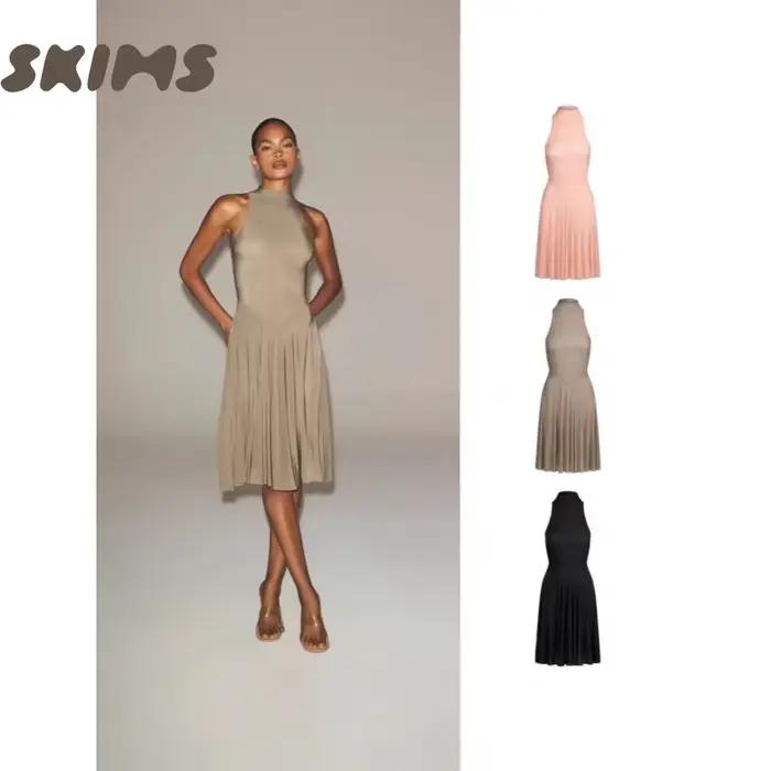 Robe plissée sans manches à col montant