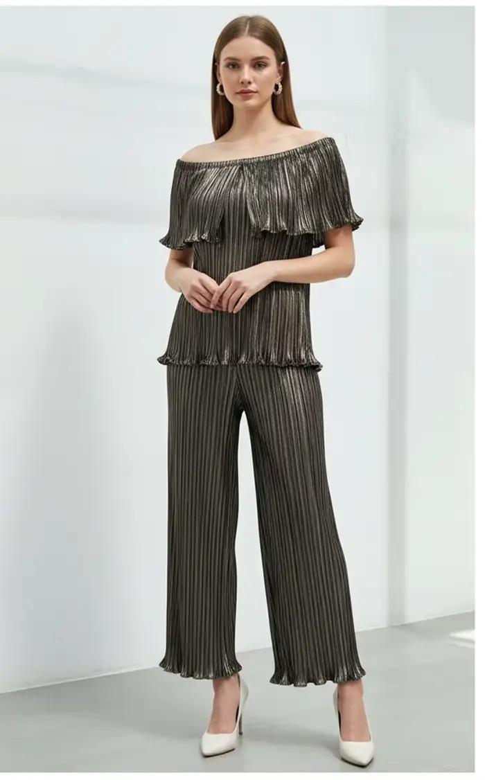 Ensemble décontracté deux pièces : T-shirt élégant et chic à épaules dénudées avec volants et pantalon droit ; vente en gros disponible.