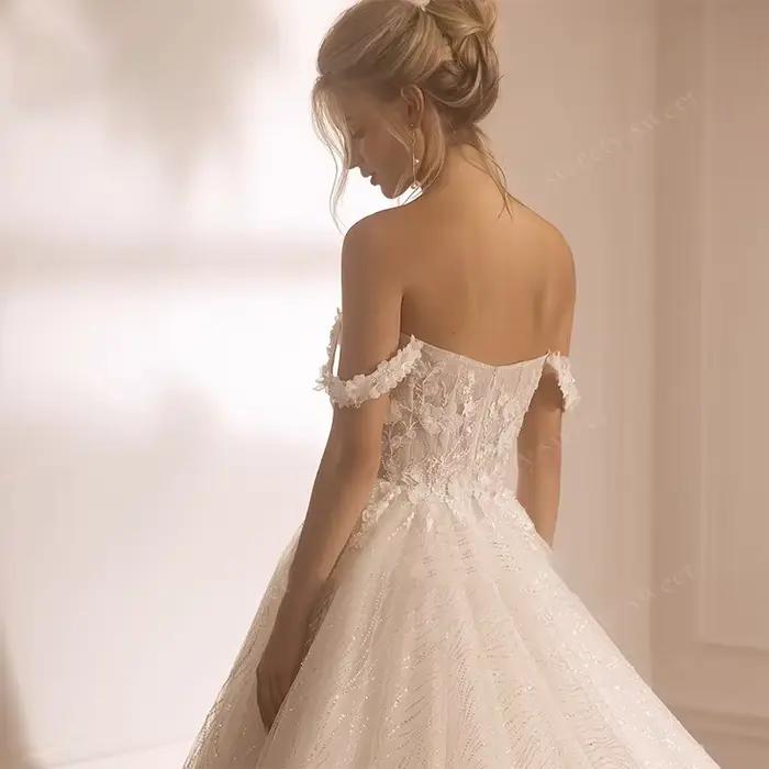 Robes de mariée épaules dénudées en organza avec broderies et sequins
