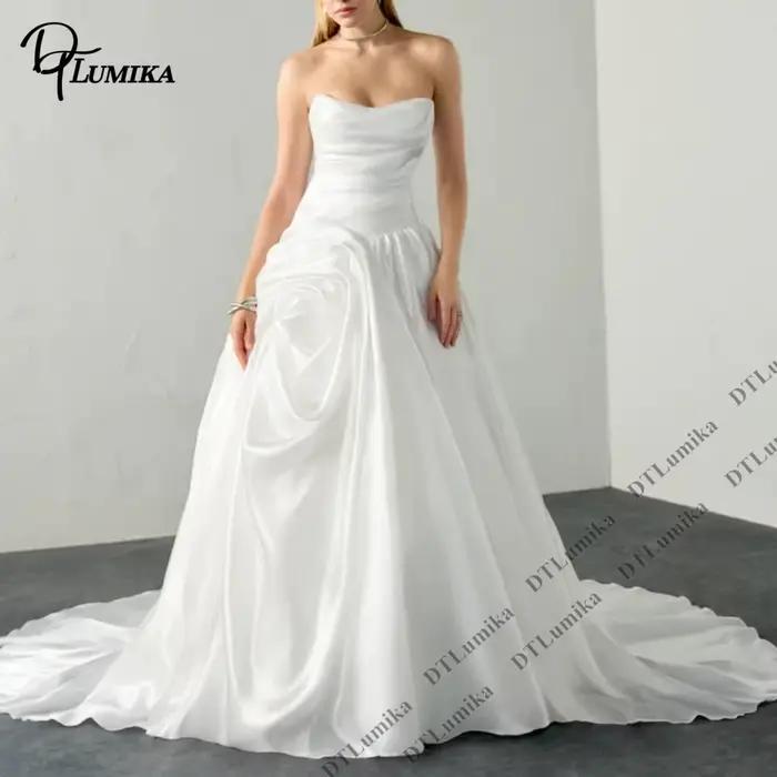Robe de mariée sans bretelles en satin drapé
