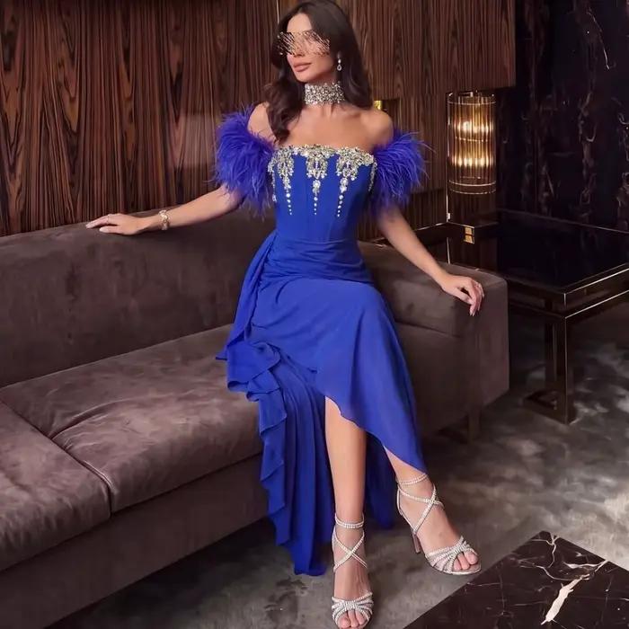 Robe de soirée glamour personnalisée à épaules dénudées avec bordure de manches en plumes bleu royal volumineuses