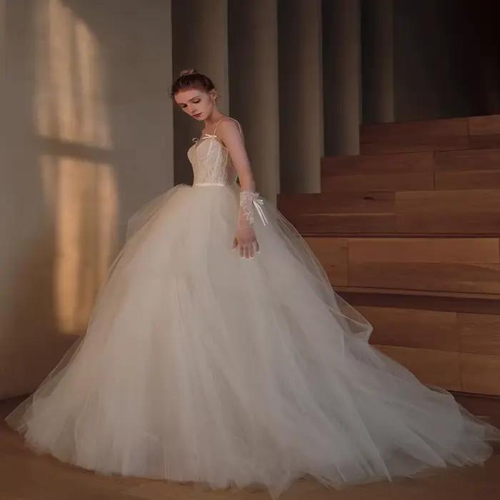 Robes de mariée rétro à bretelles spaghetti avec nœud en dentelle romantique à la française