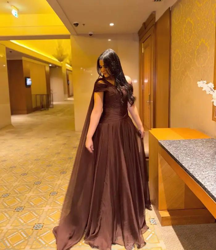 Robe de soirée marron Sharon Said Dubai à épaules dénudées avec ceinture fluide en mousseline