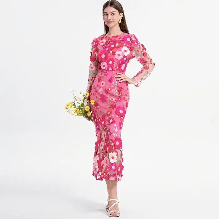 Robe longue sur mesure florale colorée brodée à la main
