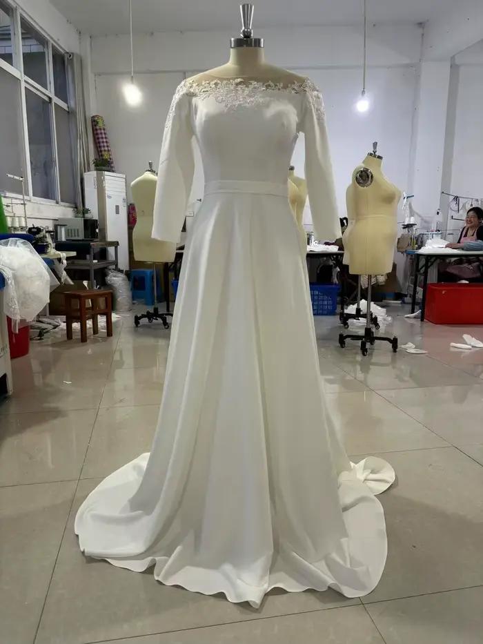 Robe de mariée légère française avec une épaule en dentelle, jupe rétro en queue de poisson, tempéra
