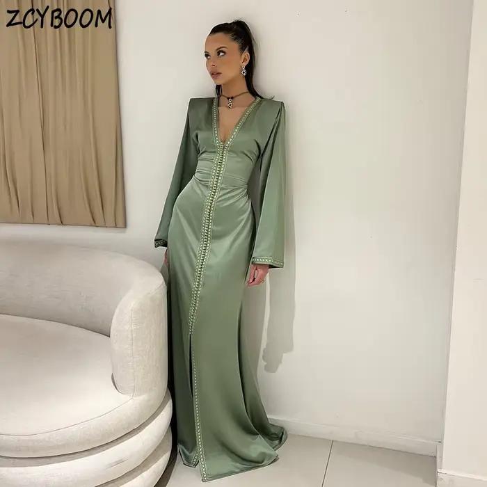 Robe de soirée élégante col en V style Kaftan Dubaï Turquie avec appliques dorées, manches longues,