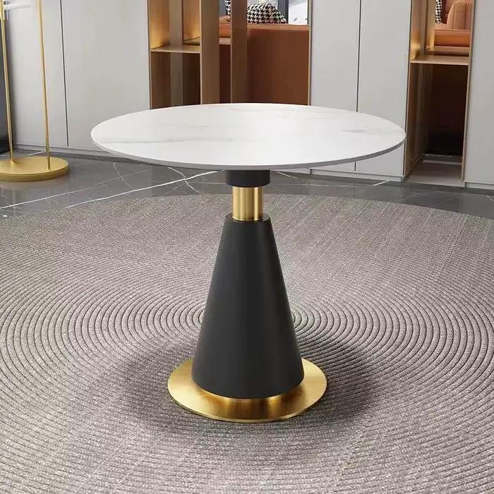 Table à manger ronde moderne avec plateau en imitation marbre, base noire avec accents dorés pour sa