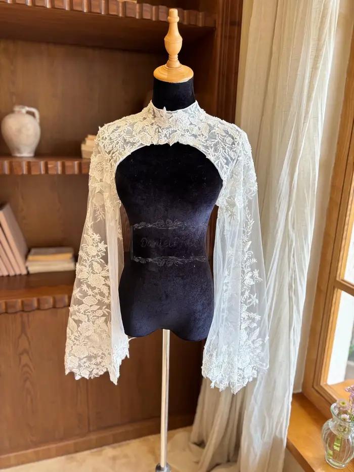 Boléros de mariage personnalisés avec appliques en dentelle, manches longues, col montant, dos à déc