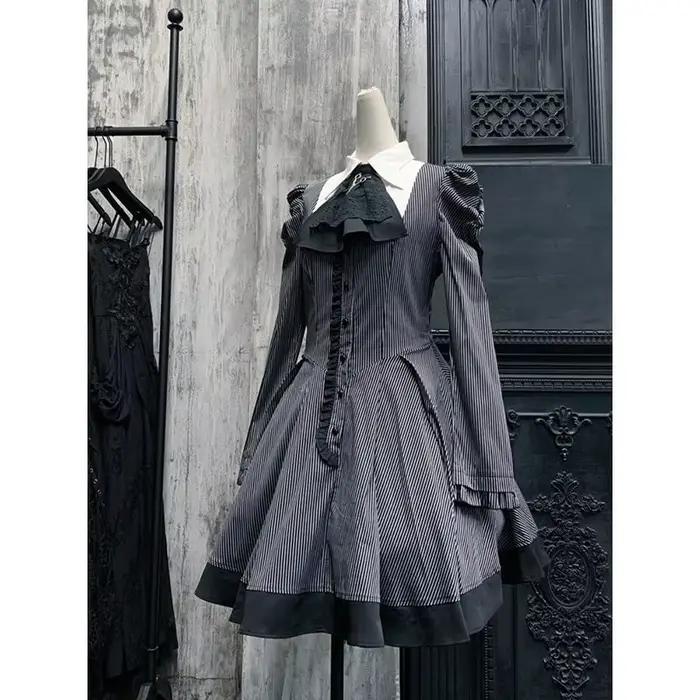 Robe de style gothique à rayures foncées, col Peter Pan, nœud en dentelle, manches bouffantes, tenue