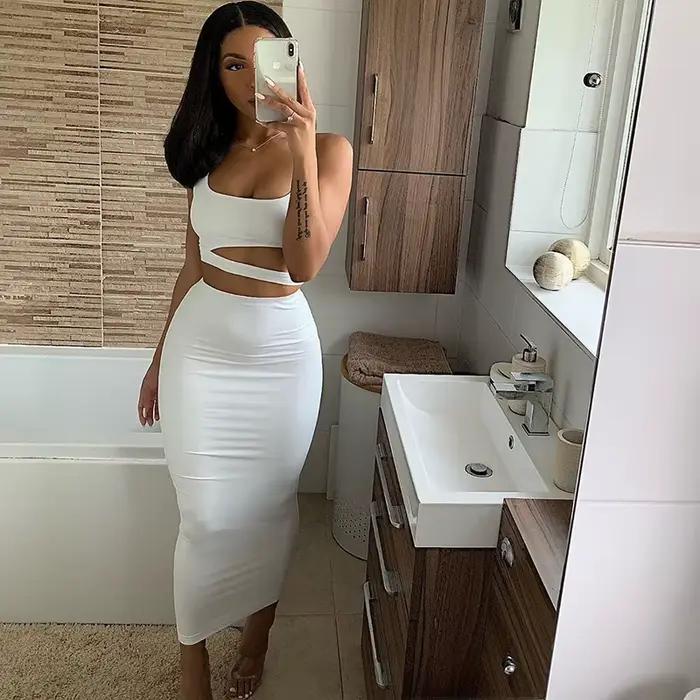 Robe longue élégante pour femme en polyester avec décolleté diagonal et plis sophistiqués pour soirées et occasions spéciales