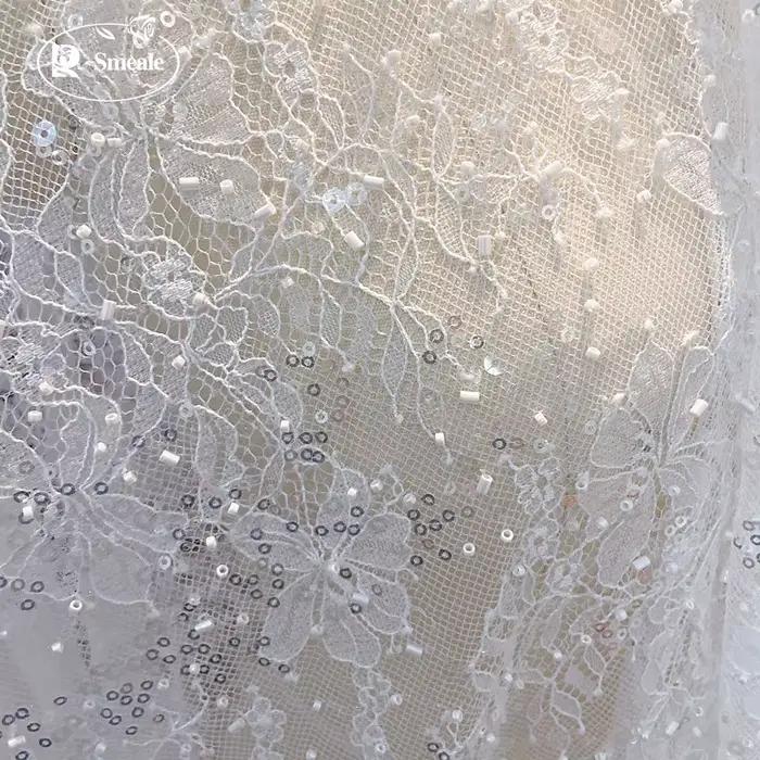 Tissu en dentelle blanche élégante