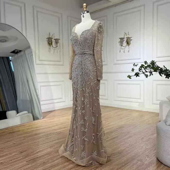 Robe de soirée classique avec train de la cour et décoration perles pour soirée officielle et événements formels chez Serene Hill