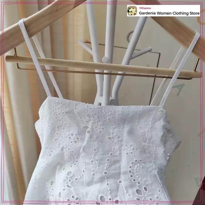 Femmes vacances d'été Co Ord tenues élégant blanc brodé 2 pièces ensemble haut court avec fines bretelles correspondant Cape jupe Midi