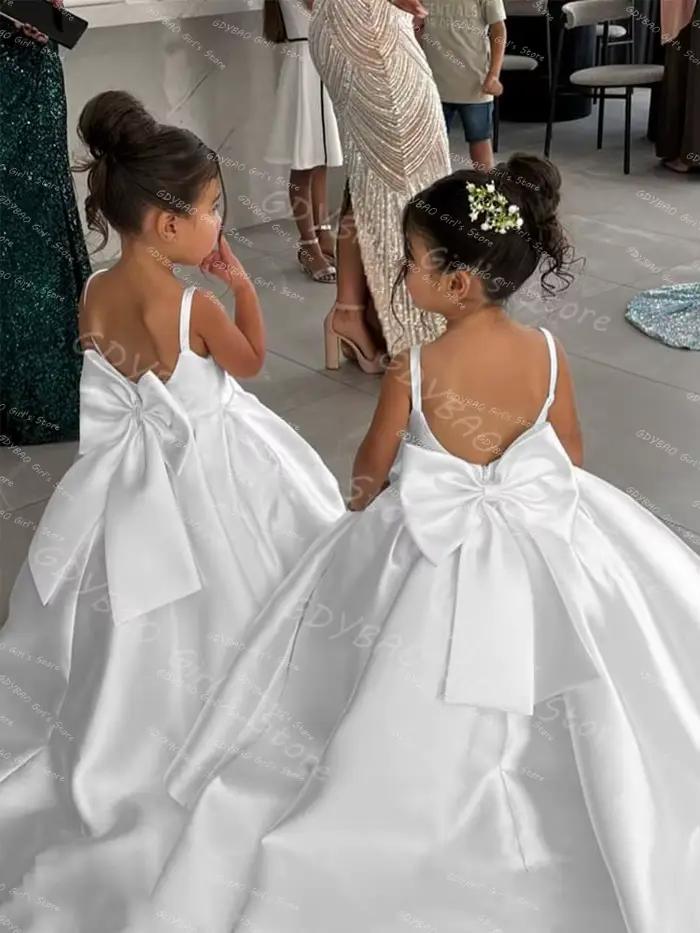 Robe de demoiselle d'honneur blanche avec bretelles à nœud