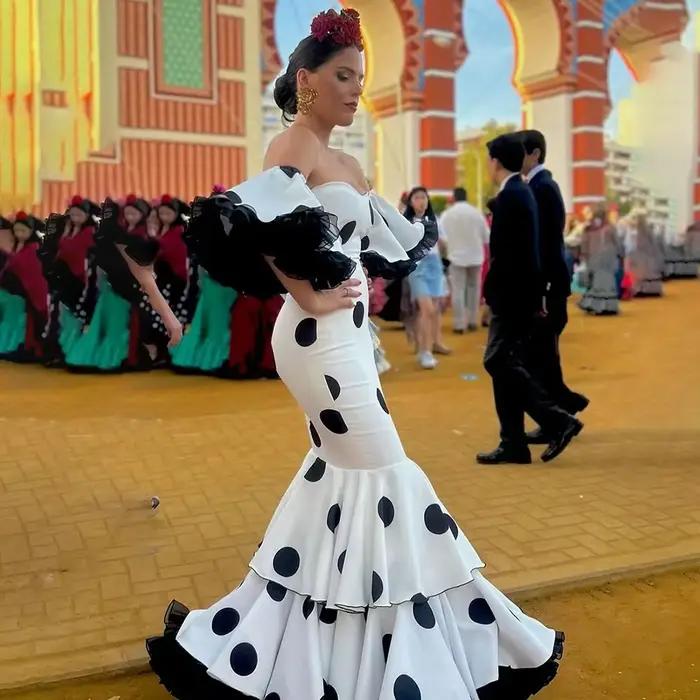 Robe de soirée moderne personnalisée à manches longues et jupe à pois