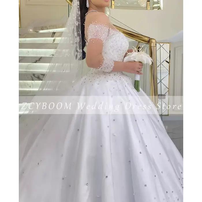 Robe de mariée personnalisée brillante à col rond et strass