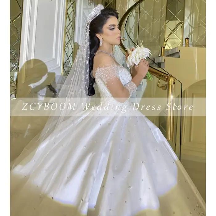 Robe de mariée personnalisée brillante à col rond et strass