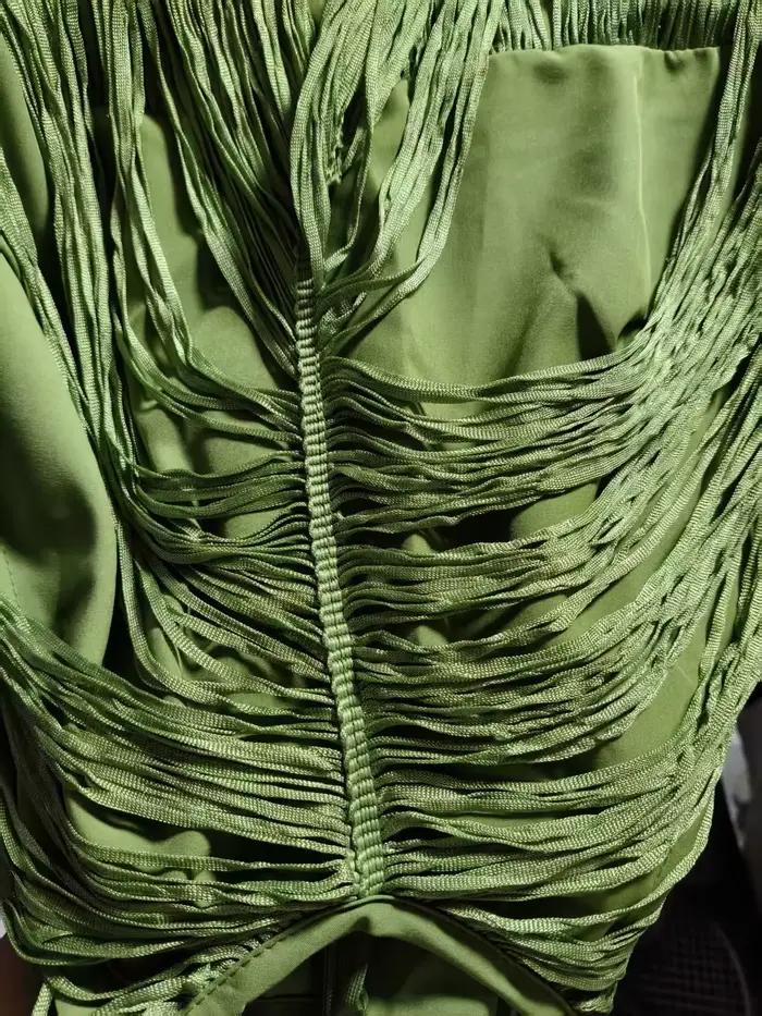 Robe longue de soirée avec franges pendantes autour du cou
