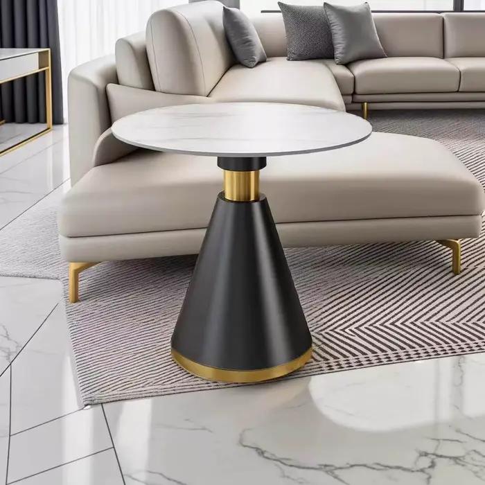 Table à manger ronde moderne avec plateau en imitation marbre, base noire avec accents dorés pour salle à manger, cuisine et petits espaces