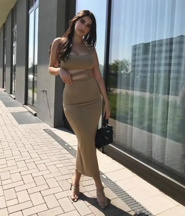 Robe longue élégante pour femme en polyester avec décolleté diagonal et plis sophistiqués pour soirées et occasions spéciales