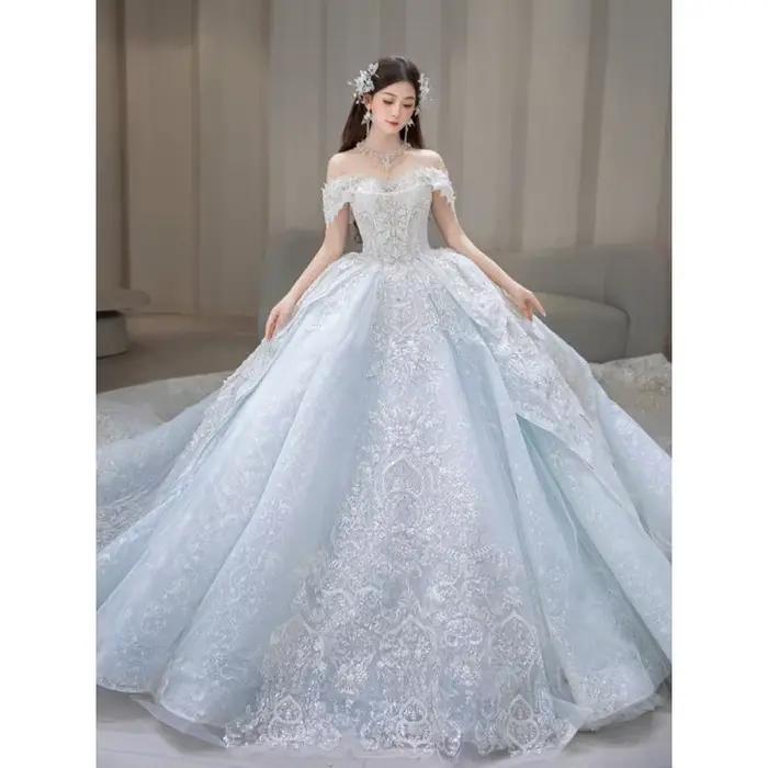 Robe de mariée en dentelle bleue