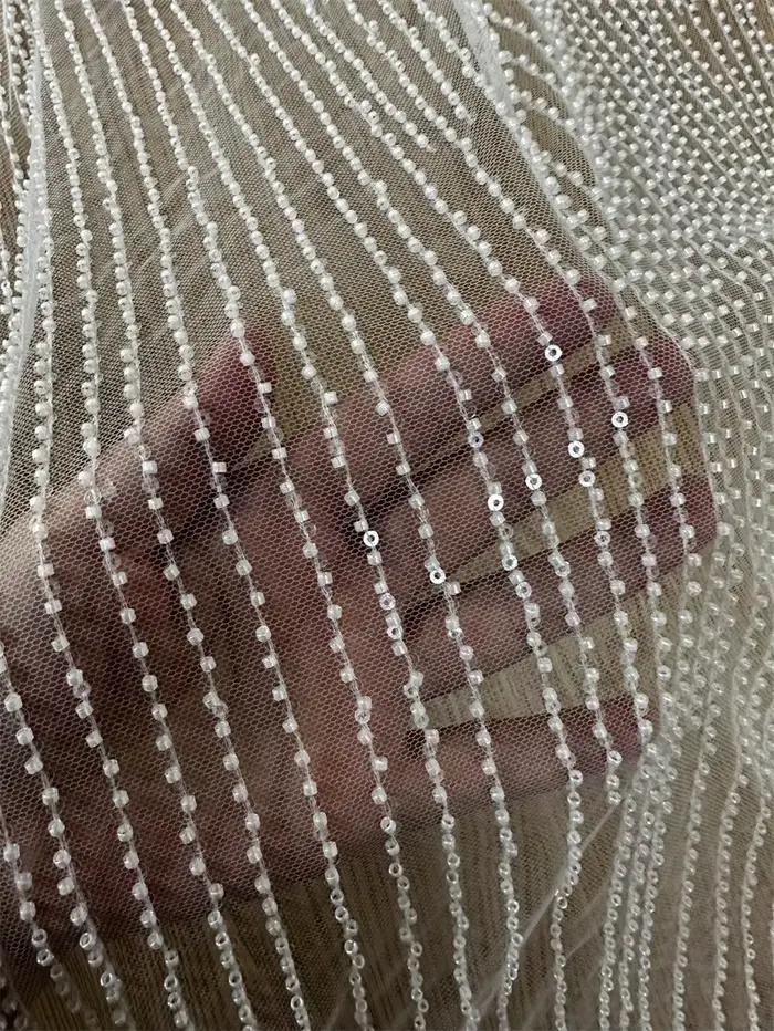 Robe de mariée en dentelle brodée perlée