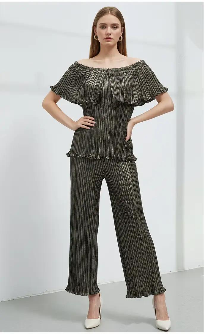 Ensemble décontracté deux pièces : T-shirt élégant et chic à épaules dénudées avec volants et pantalon droit ; vente en gros disponible.